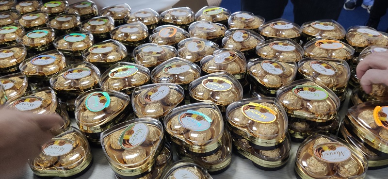 6食堂奉獻(xiàn)的愛心-單獨(dú)贈送的巧克力.jpg
